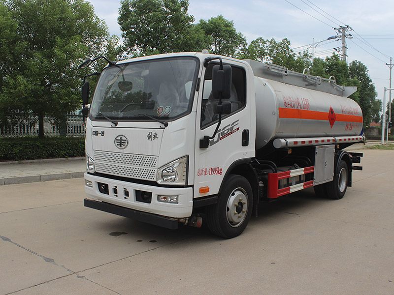 秋冬來(lái)臨油罐車(chē)更換冬夏通用潤(rùn)滑油首當(dāng)其沖