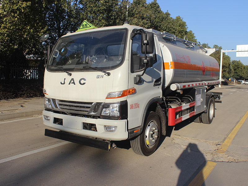 輪胎不能忽視 怎樣開(kāi)油罐車(chē)才能減少輪胎磨損