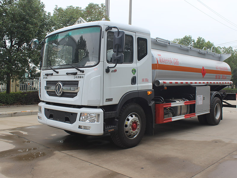 油罐車(chē)廠家雷雨天開(kāi)車(chē)小貼士