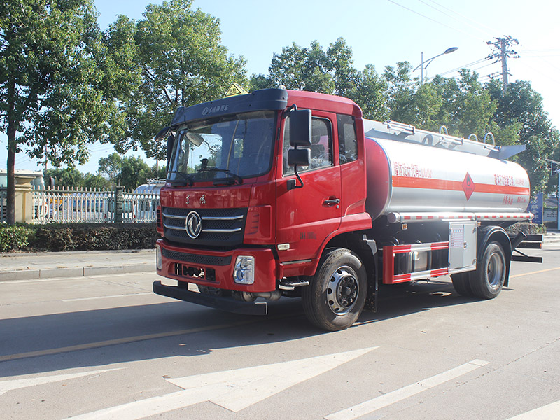 油罐車(chē)剎車(chē)至平穩(wěn)停車(chē)的技巧