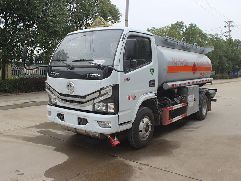 油罐車(chē)司機(jī)夏日不良行車(chē)習(xí)慣易帶來(lái)安全隱患